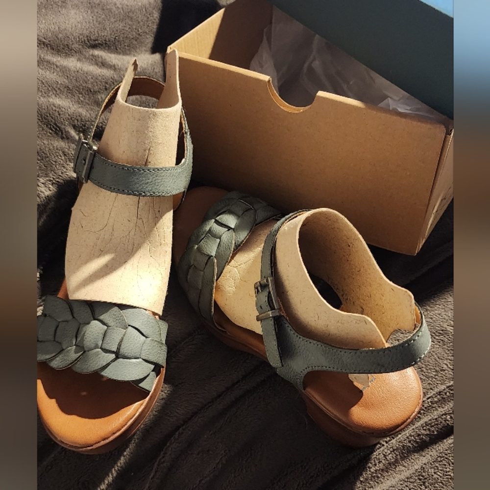 New In Box B.O.C Gigi Sandals Size 7 BC0012154 Blue Azure PU Beautiful